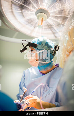 Paziente che riceve il disco intervertebrale protesi per trattare scivolato disco con rosa spina dorsale ® robot, ospedale di Amiens, Francia. Foto Stock