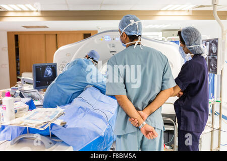 Ablazione a radiofrequenza di un tumore del fegato. Foto Stock