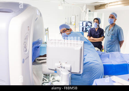 Ablazione a radiofrequenza di un tumore del fegato. Annibale Internationale ospedale privato, Tunisi, Tunisia. Foto Stock