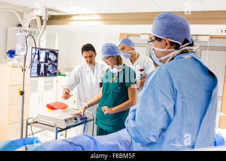 Ablazione a radiofrequenza di un tumore del fegato. Annibale Internationale ospedale privato, Tunisi, Tunisia. Foto Stock