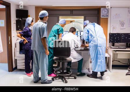 Ablazione a radiofrequenza di un tumore del fegato Annibale Internationale ospedale privato, Tunisi, Tunisia. Foto Stock