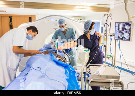 Ablazione a radiofrequenza di un tumore del fegato. Foto Stock