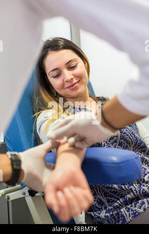 Giovane donna con un campione di sangue. Foto Stock