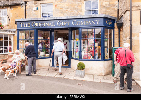 Il regalo originale Company shop store a Stow-su-il-Wold , Cheltenham, Gloucestershire , Inghilterra , Inghilterra , Regno Unito Foto Stock
