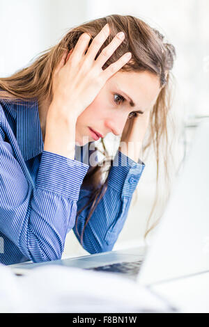 Stanco della donna sul luogo di lavoro. Foto Stock