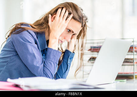 Stanco della donna sul luogo di lavoro. Foto Stock