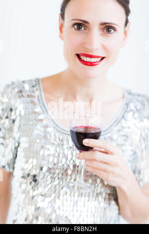 Donna di bere un bicchiere di vino rosso. Foto Stock