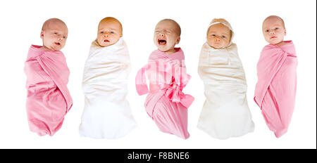 Neonato nel pannolino su sfondo bianco Foto Stock