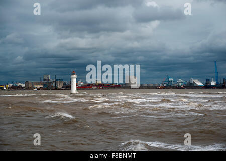 Fort Pesce persico faro costruito alla foce del fiume Mersey Nord Wirral peninsula Liverpool England Foto Stock