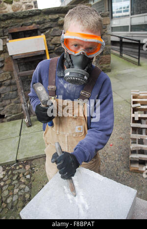 L'uomo lavora su granito in Aberdeen il 2° maggio 2011. Foto Stock