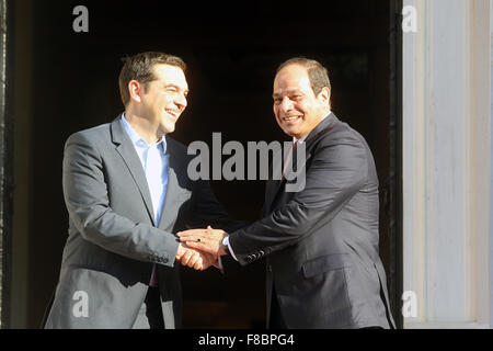 Athens, Athens. L'8 dicembre, 2015. Il Primo Ministro greco, Alexis Tsipras (L) incontra il presidente egiziano Abdel-Fattah al-Sisi, in Atene, 8 dicembre, 2015. Il Presidente egiziano Abdel-Fattah al-Sisi arrivati ad Atene per partecipare a un vertice trilaterale incontro con la Grecia e Cipro che si terrà il 9 dicembre. Credito: Marios Lolos/Xinhua/Alamy Live News Foto Stock