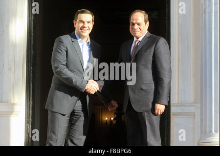 Athens, Athens. L'8 dicembre, 2015. Il Primo Ministro greco, Alexis Tsipras (L) incontra il presidente egiziano Abdel-Fattah al-Sisi, in Atene, 8 dicembre, 2015. Il Presidente egiziano Abdel-Fattah al-Sisi arrivati ad Atene per partecipare a un vertice trilaterale incontro con la Grecia e Cipro che si terrà il 9 dicembre. Credito: Marios Lolos/Xinhua/Alamy Live News Foto Stock