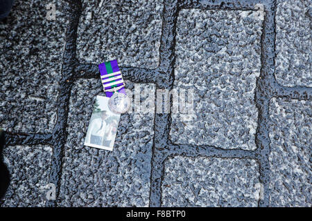 Westminster, Londra, Regno Unito. 7 dicembre, 2015. Medaglie scartati dai membri di veterani per la pace si riuniranno presso i cancelli di Downing Street Credit: Oliver Lynton/Alamy Live News Foto Stock