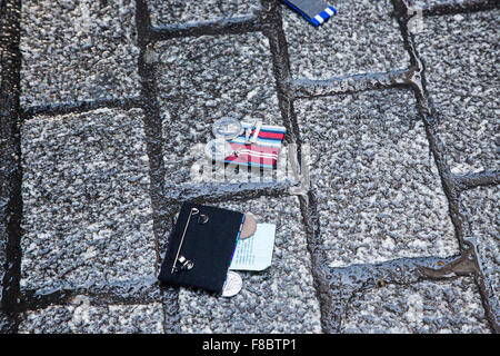 Westminster, Londra, Regno Unito. 7 dicembre, 2015. Medaglie scartati dai membri di veterani per la pace si riuniranno presso i cancelli di Downing Street Credit: Oliver Lynton/Alamy Live News Foto Stock