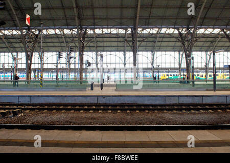 Il bello e tradizionale, vecchia stazione ferroviaria principale di Praga Hlavni Nadrazi nella città di Praga, Repubblica Ceca,l'Europa. Foto Stock