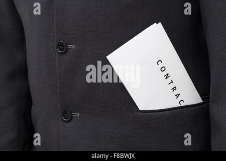 Contratto ripiegato su un foglio bianco, mettere in un jacket pocket di un imprenditore. Foto Stock