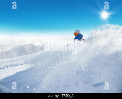 L'uomo sciatore in esecuzione in discesa Foto Stock