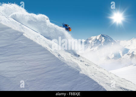 L'uomo sciatore in esecuzione in discesa Foto Stock