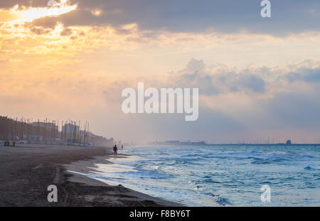 Drammatica colorato paesaggio costiero, mare Mediterraneo costa a sunrise. Calafell, Spagna Foto Stock