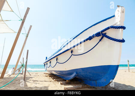 Legno bianco stabilisce in barca sulla spiaggia di sabbia, mare Mediterraneo Costa, Spagna Foto Stock