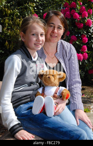 Tania Davidson e sua figlia Chloe, 11, lanciare la Juvenile Diabetes Research Foundation a piedi per curare il diabete 2011. Foto Stock