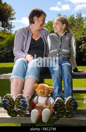 Tania Davidson e sua figlia Chloe, 11, lanciare la Juvenile Diabetes Research Foundation a piedi per curare il diabete 2011. Foto Stock