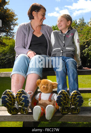 Tania Davidson e sua figlia Chloe, 11, lanciare la Juvenile Diabetes Research Foundation a piedi per curare il diabete 2011. Foto Stock