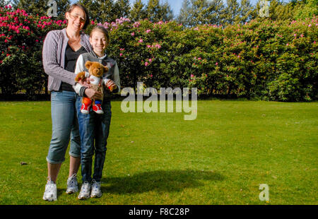 Tania Davidson e sua figlia Chloe, 11, lanciare la Juvenile Diabetes Research Foundation a piedi per curare il diabete 2011. Foto Stock