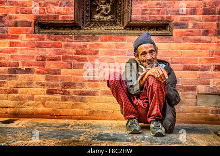 Il vecchio mendicante nella strada di Kathmandu Foto Stock