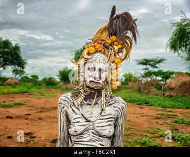 Vecchia donna dalla tribù africana Mursi con piastra a labbro nel suo villaggio Foto Stock