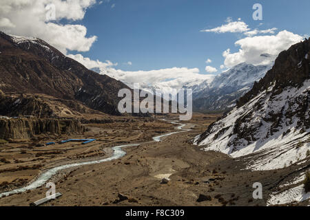 Vista della Valle e il Marsyangdi River a Manang villaggio sul circuito di Annapurna. Foto Stock