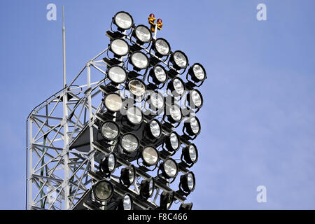 Faretto rotto su un'arena sportiva washer isolato su un cielo blu Foto Stock