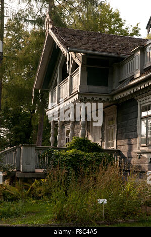 Residenza storica entrata nel palazzo di Bialowieza Park, ristrutturato cacciatori house edificio in legno esterno serve ora come ... Foto Stock