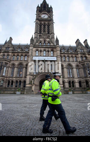 Pattuglia di polizia per le strade di Manchester per tre notti dopo i tumulti ha colpito la città . Foto Stock