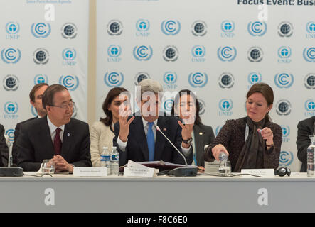 Parigi, Francia. 08 Dic, 2015. Stati Uniti Il segretario di Stato John Kerry (centro) offre il suo commento a preoccuparsi per il clima Business Forum durante la COP21 la Conferenza mondiale sui cambiamenti climatici tenutasi a Parigi. Credito: Jonathan Raa/Pacific Press/Alamy Live News Foto Stock