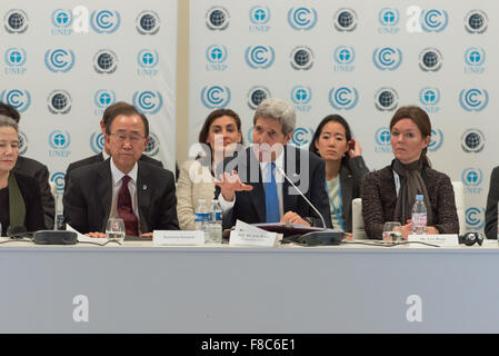 Parigi, Francia. 08 Dic, 2015. Stati Uniti Il segretario di Stato John Kerry (centro) offre il suo commento a preoccuparsi per il clima Business Forum durante la COP21 la Conferenza mondiale sui cambiamenti climatici tenutasi a Parigi. Credito: Jonathan Raa/Pacific Press/Alamy Live News Foto Stock