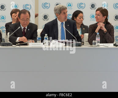 Parigi, Francia. 08 Dic, 2015. Stati Uniti Il segretario di Stato John Kerry (centro) offre il suo commento a preoccuparsi per il clima Business Forum durante la COP21 la Conferenza mondiale sui cambiamenti climatici tenutasi a Parigi. Credito: Jonathan Raa/Pacific Press/Alamy Live News Foto Stock