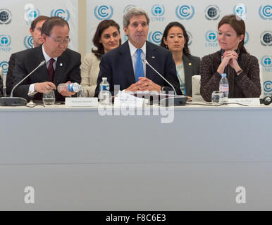 Parigi, Francia. 08 Dic, 2015. Stati Uniti Il segretario di Stato John Kerry (centro) offre il suo commento a preoccuparsi per il clima Business Forum durante la COP21 la Conferenza mondiale sui cambiamenti climatici tenutasi a Parigi. Credito: Jonathan Raa/Pacific Press/Alamy Live News Foto Stock