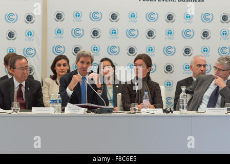 Parigi, Francia. 08 Dic, 2015. Stati Uniti Il segretario di Stato John Kerry (centro) offre il suo commento a preoccuparsi per il clima Business Forum durante la COP21 la Conferenza mondiale sui cambiamenti climatici tenutasi a Parigi. Credito: Jonathan Raa/Pacific Press/Alamy Live News Foto Stock