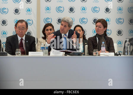 Parigi, Francia. 08 Dic, 2015. Stati Uniti Il segretario di Stato John Kerry (centro) offre il suo commento a preoccuparsi per il clima Business Forum durante la COP21 la Conferenza mondiale sui cambiamenti climatici tenutasi a Parigi. Credito: Jonathan Raa/Pacific Press/Alamy Live News Foto Stock