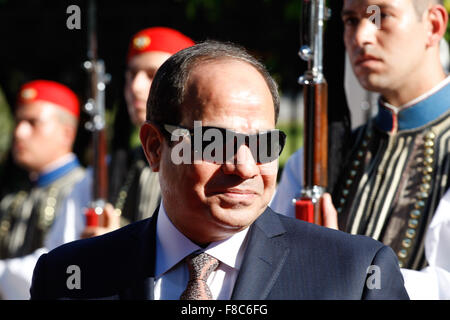 Il Presidente egiziano Abdel Fattah el-Sissi, ispeziona una guardia d'onore al di fuori del palazzo presidenziale. Il Presidente egiziano Abdel Fattah el-Sissi è ad Atene per una visita di due giorni che si concentrerà su energia e la spedizione, come finanziariamente turbato la Grecia si prefigge la cooperazione economica con i partner regionali. Credito: ARISTIDIS VAFEIADAKIS/Alamy Live News Foto Stock