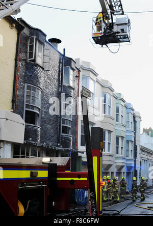 Brighton Regno Unito 8 Dicembre 2015 - Fire equipaggi formano quattro stazioni comprese Preston Circus , Hove , Roedean e Newhaven frequentare un incendio in un ristorante di Manchester Street Brighton su St James Street Foto Stock