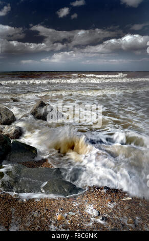 Rottura del mare sulla spiaggia di ciottoli Foto Stock