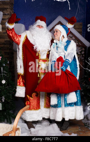 Natale russo caratteri: Ded Moroz (Padre Frost) e Snegurochka (Snow Maiden) con doni borsa studio shoot Foto Stock
