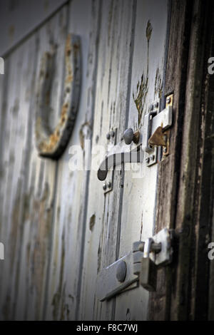 Il ferro di cavallo sulla porta chiusa Foto Stock