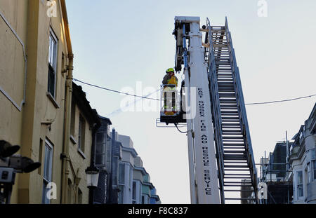 Brighton Regno Unito 8 Dicembre 2015 - Fire equipaggi formano quattro stazioni comprese Preston Circus , Hove , Roedean e Newhaven frequentare un incendio in un ristorante di Manchester Street Brighton su St James Street Foto Stock