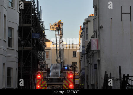 Brighton Regno Unito 8 Dicembre 2015 - Fire equipaggi formano quattro stazioni comprese Preston Circus , Hove , Roedean e Newhaven frequentare un incendio in un ristorante di Manchester Street Brighton su St James Street Credit: Simon Dack/Alamy Live News Foto Stock