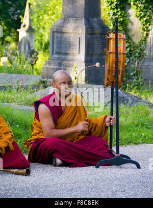 Tashi Lhunpo monaci partecipano in un canto e cham performance nel Regno Unito Foto Stock