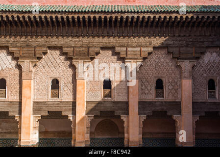 Progettazione di archi sulla parete interna del madersa ben Youssef a Marrakech Foto Stock