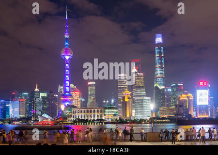 Distretto Finanziario di Pudong skyline notturno, Shanghai, Cina Foto Stock